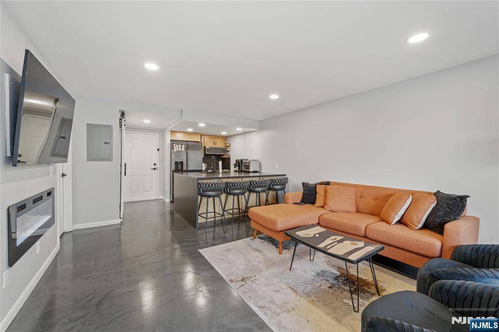Hackensack, NJ 07601,55 Clinton PL #308
