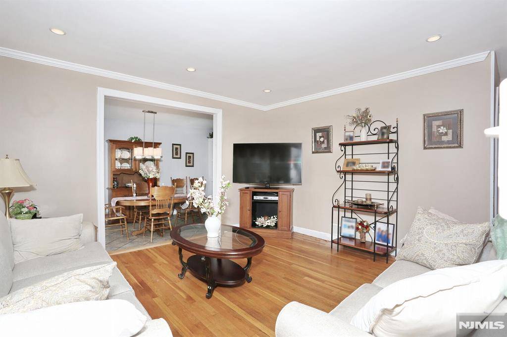 Dumont, NJ 07628,43 Clark ST