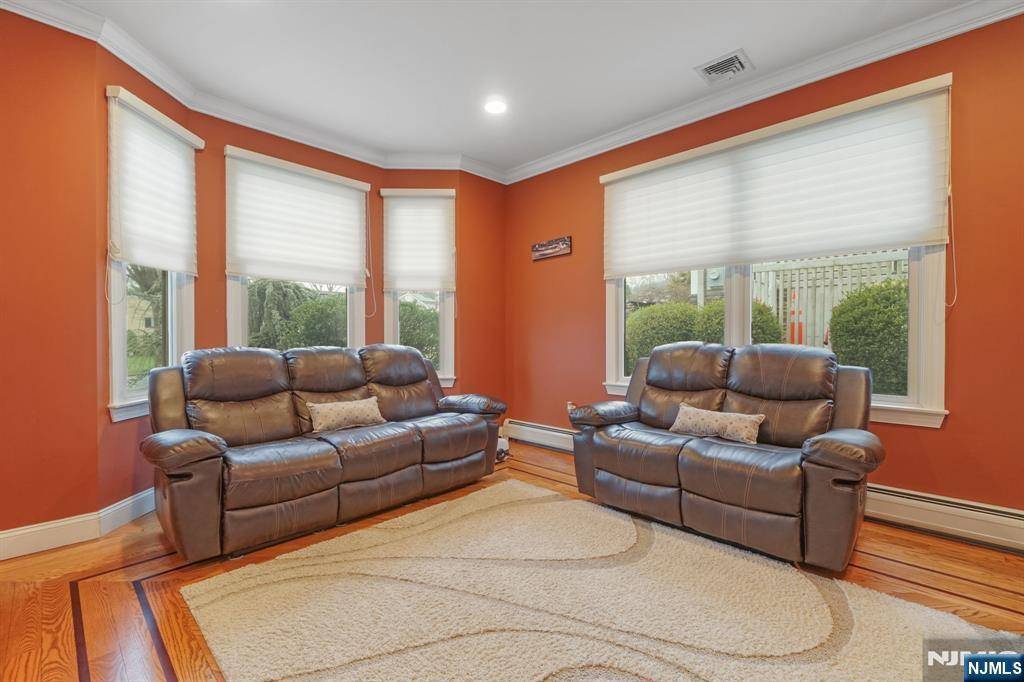Paramus, NJ 07652,243 Vivien CT