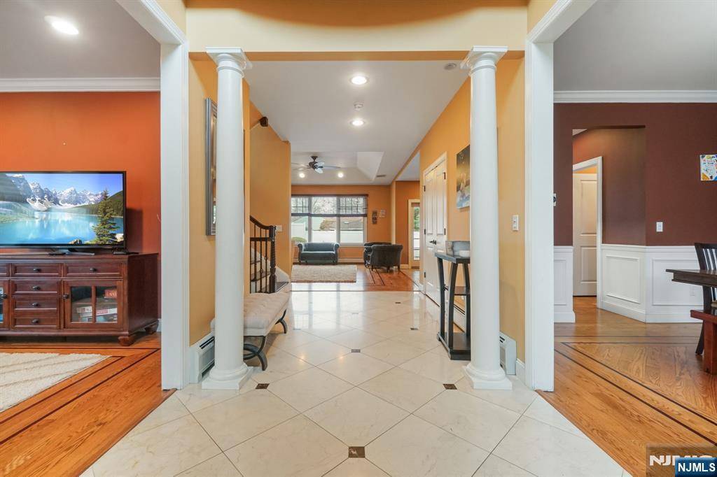Paramus, NJ 07652,243 Vivien CT