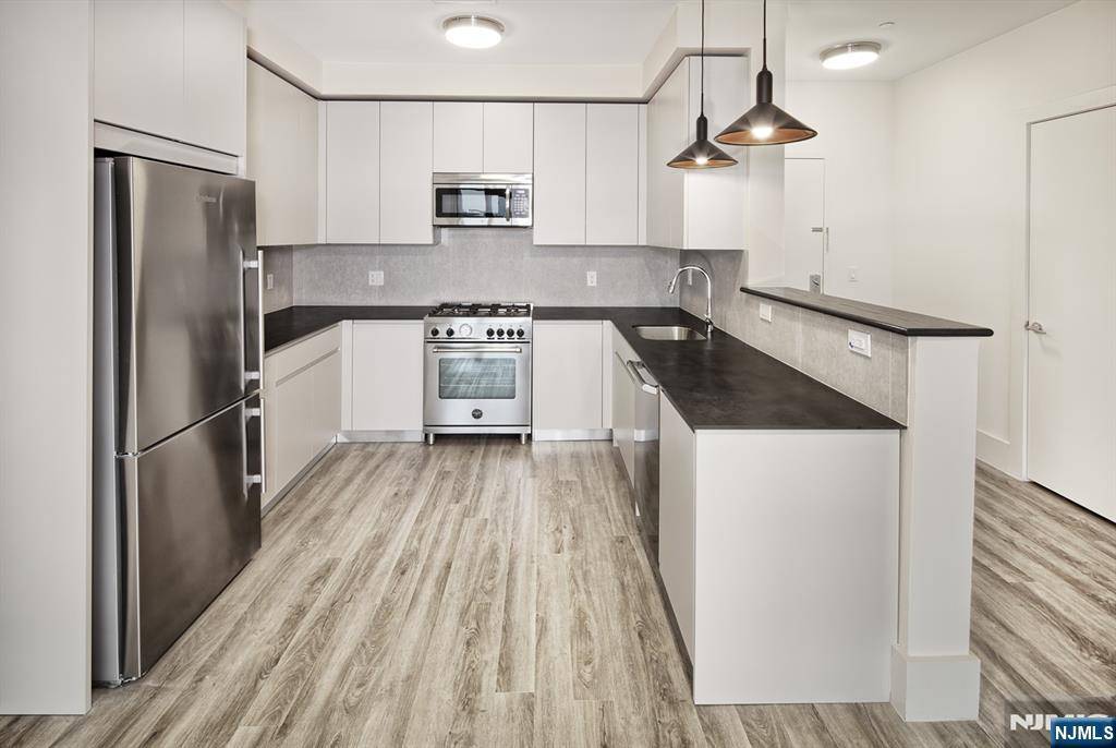 Jersey City, NJ 07307,391 Palisade AVE #404