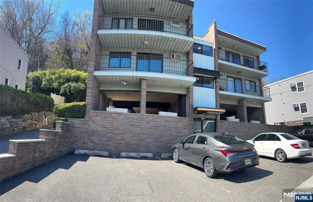 Edgewater, NJ 07020,148 Undercliff AVE