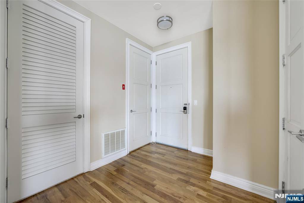 Edgewater, NJ 07020,15 Somerset LN #320