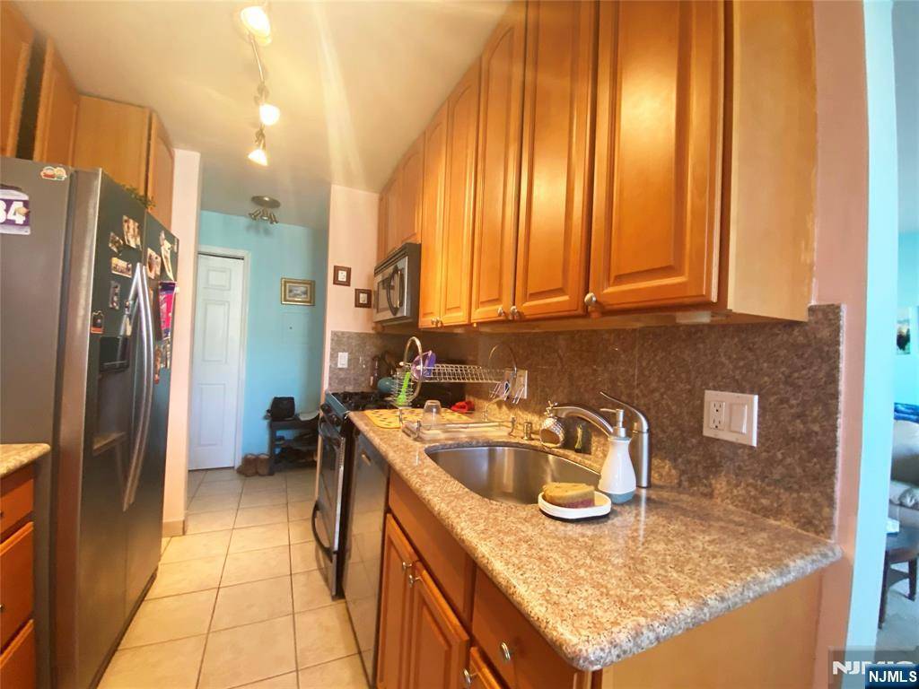 Nutley, NJ 07110,10 River #H