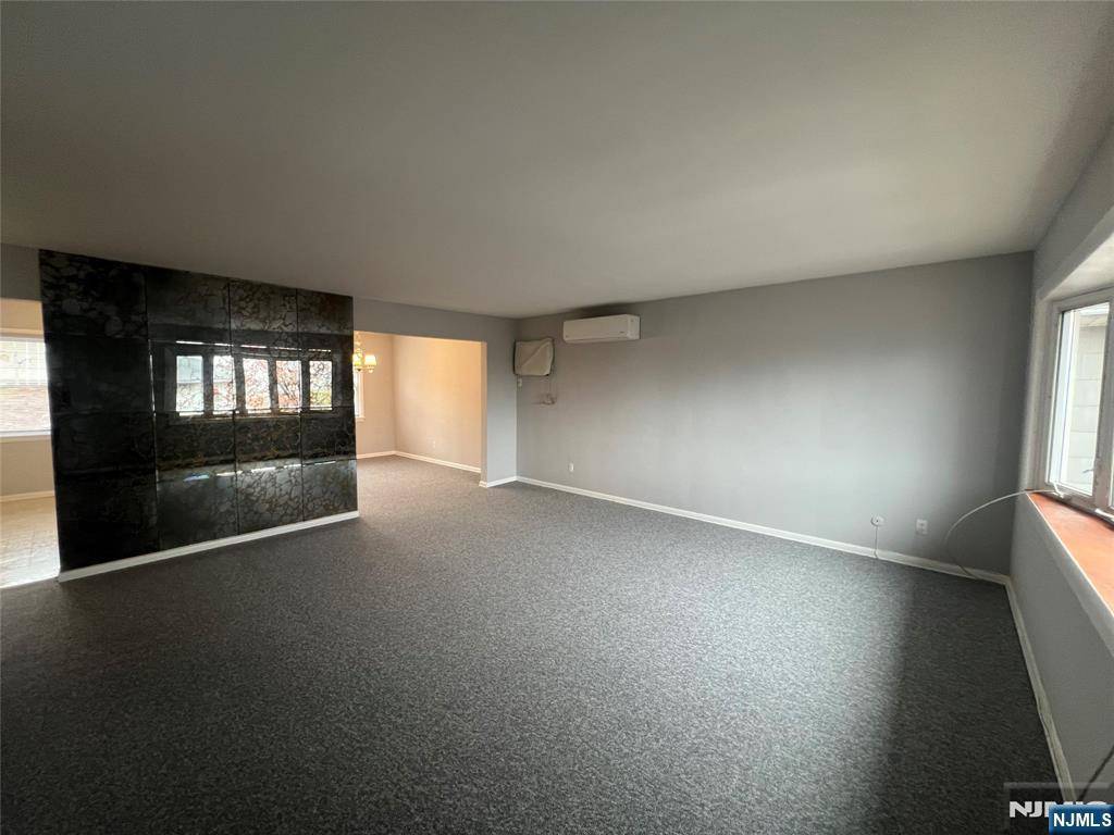 Ridgefield, NJ 07657,390 Mayer CT