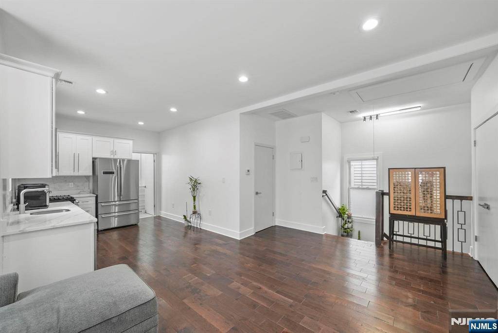 Fairview, NJ 07022,25 Hamilton AVE #2