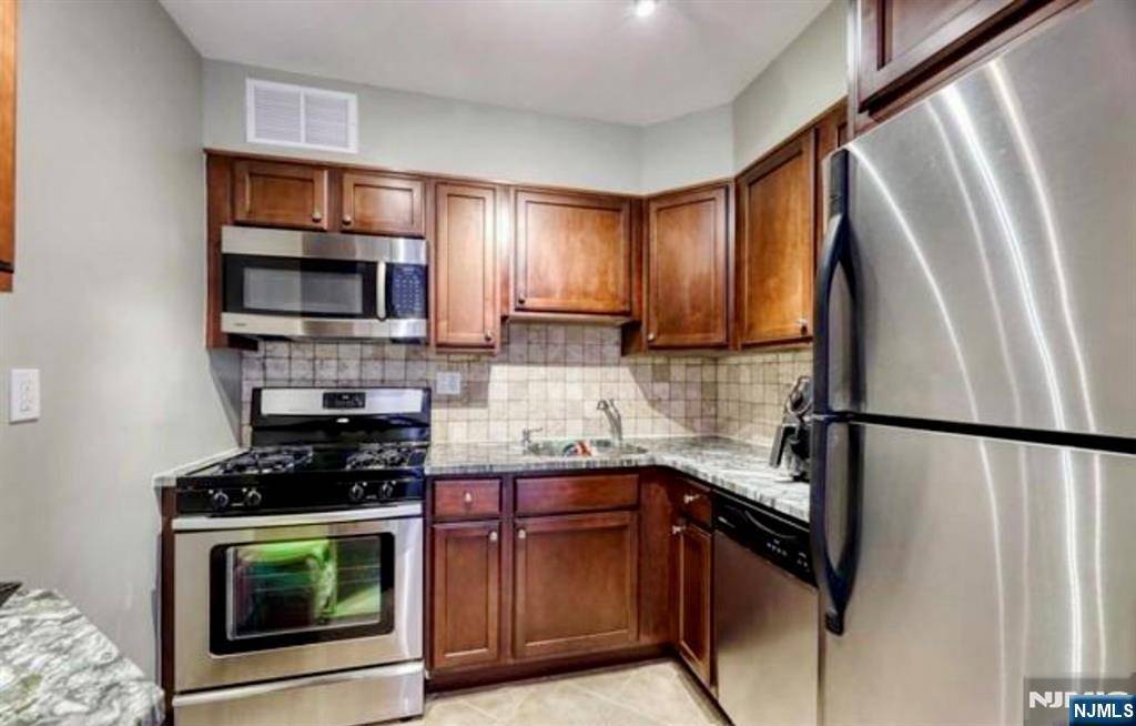 Fort Lee, NJ 07024,2000 Linwood AVE #5N