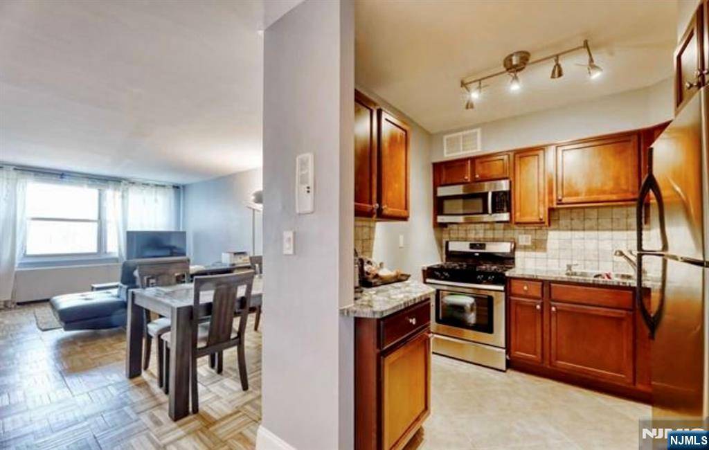 Fort Lee, NJ 07024,2000 Linwood AVE #5N