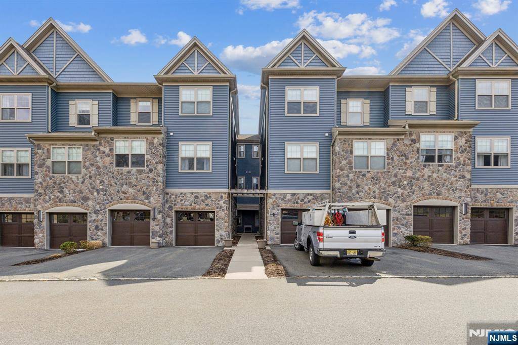 Hopatcong, NJ 07843,407 Mariners Pointe