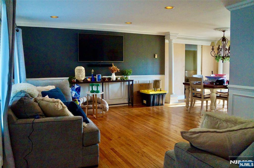 Waldwick, NJ 07463,20 W Saddle River RD