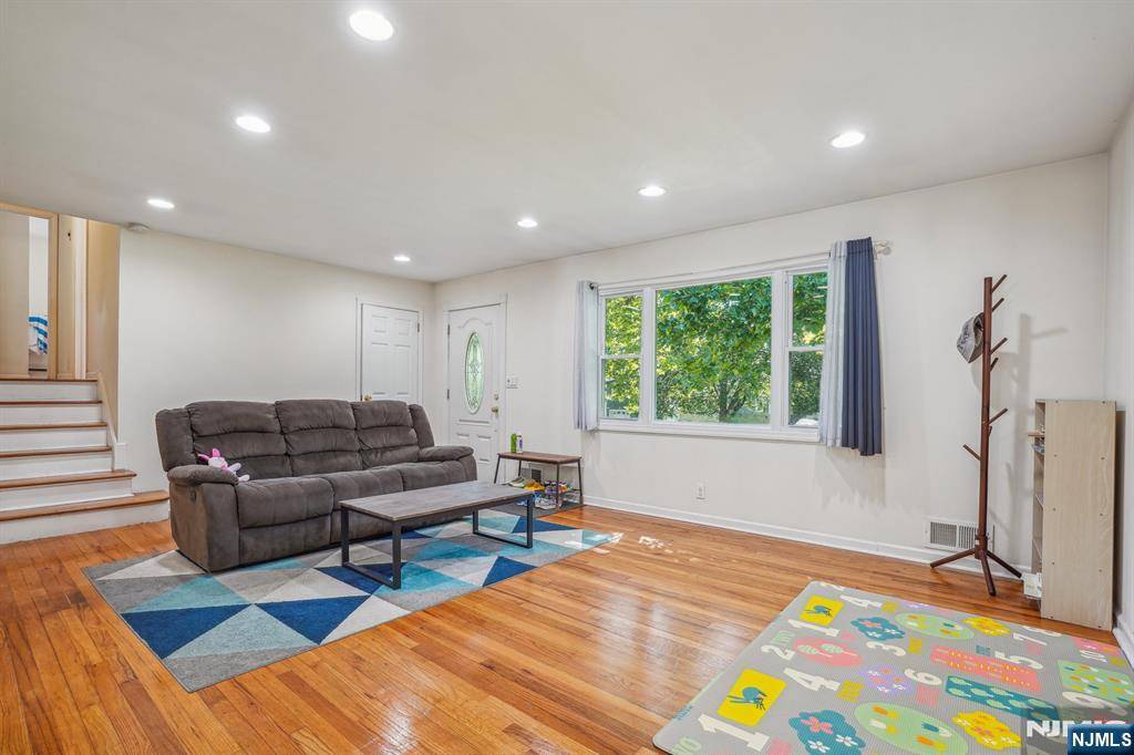 Livingston, NJ 07039,62 Bryant DR