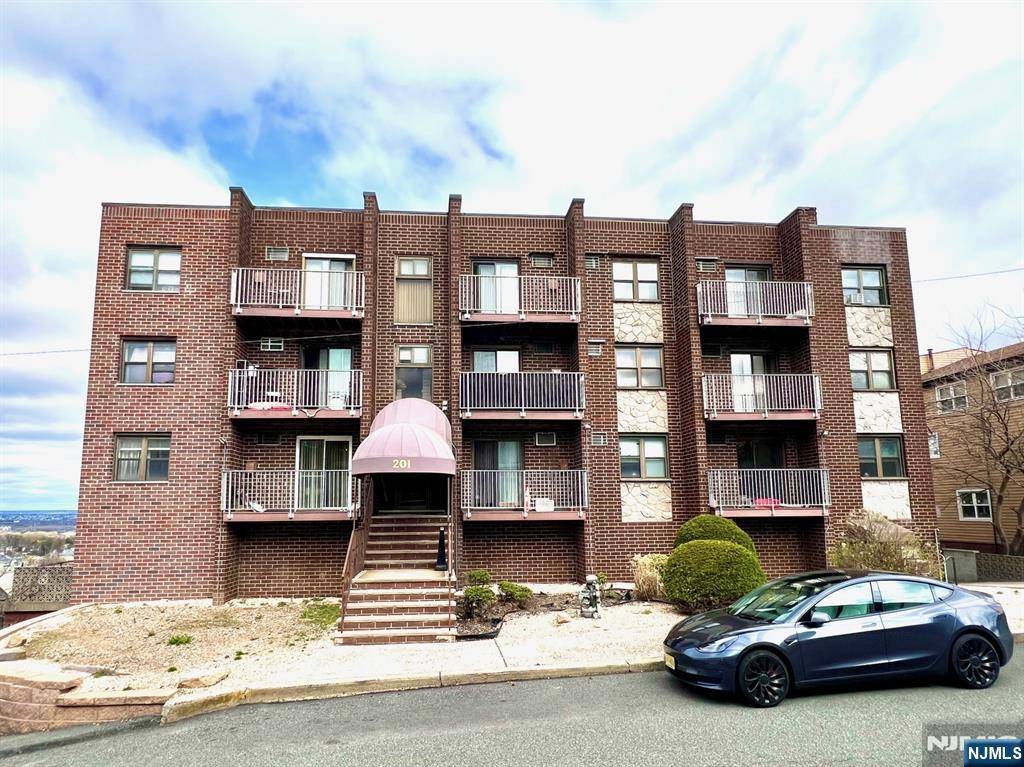Palisades Park, NJ 07650,201 12th ST #1