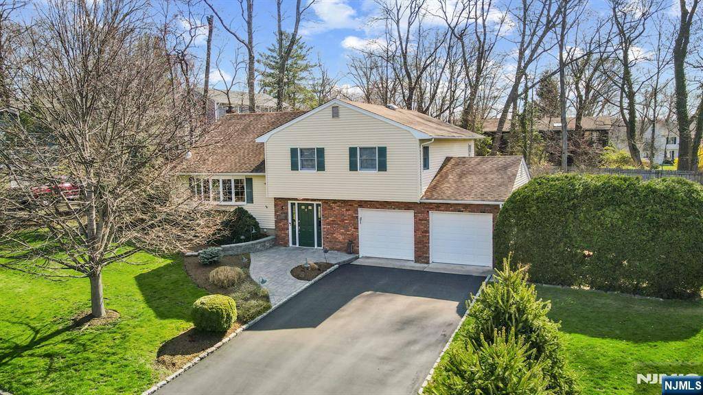 Montvale, NJ 07645,5 Sloping Hill LN