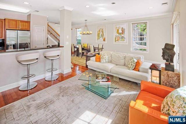 Guttenberg, NJ 07093,91 Lydia DR