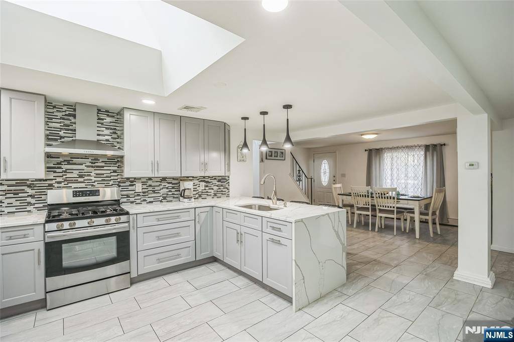 Elmwood Park, NJ 07407,293 Lincoln AVE