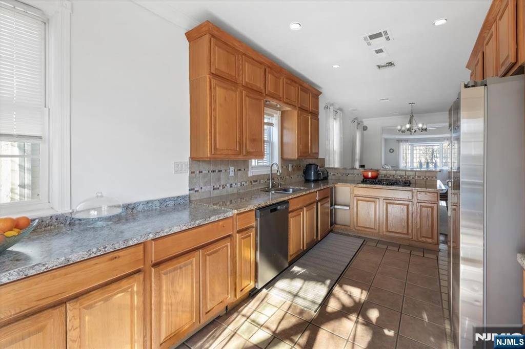 Cliffside Park, NJ 07010,214 Columbus PL