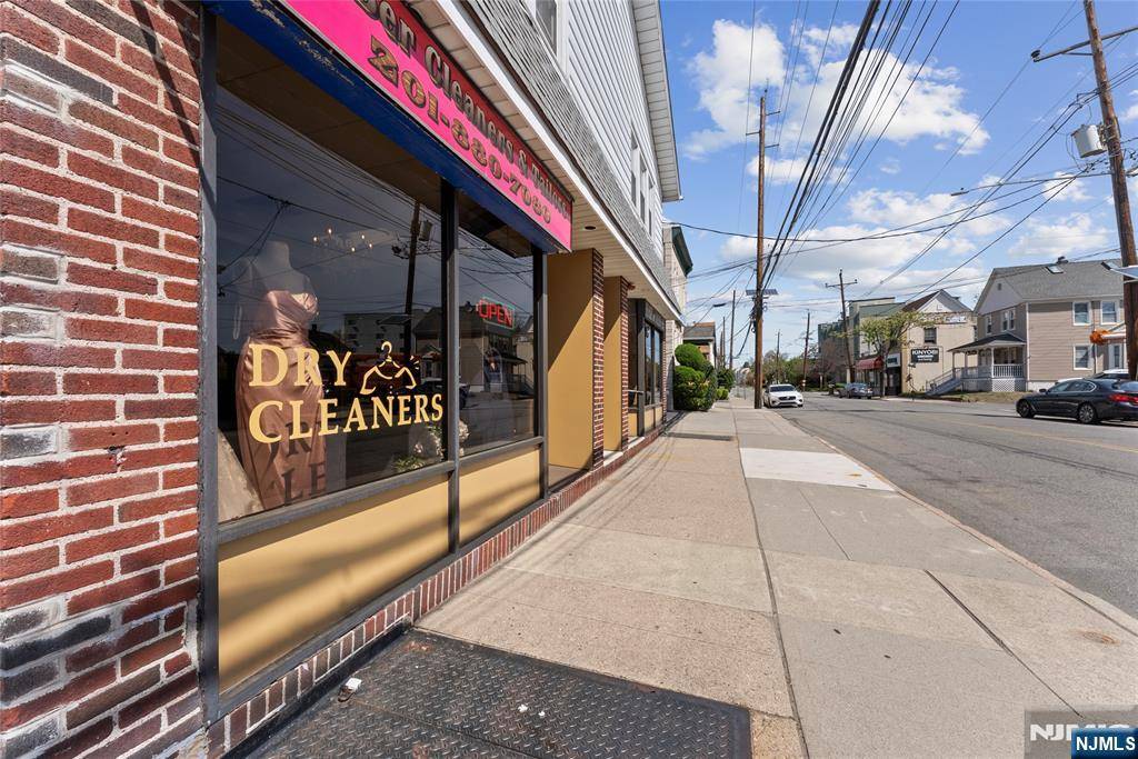 Hackensack, NJ 07601,825 Main ST