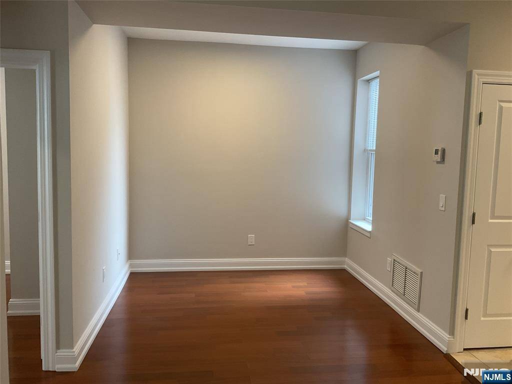 Edgewater, NJ 07020,375 Undercliff AVE #5