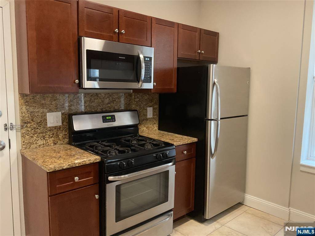 Edgewater, NJ 07020,375 Undercliff AVE #5