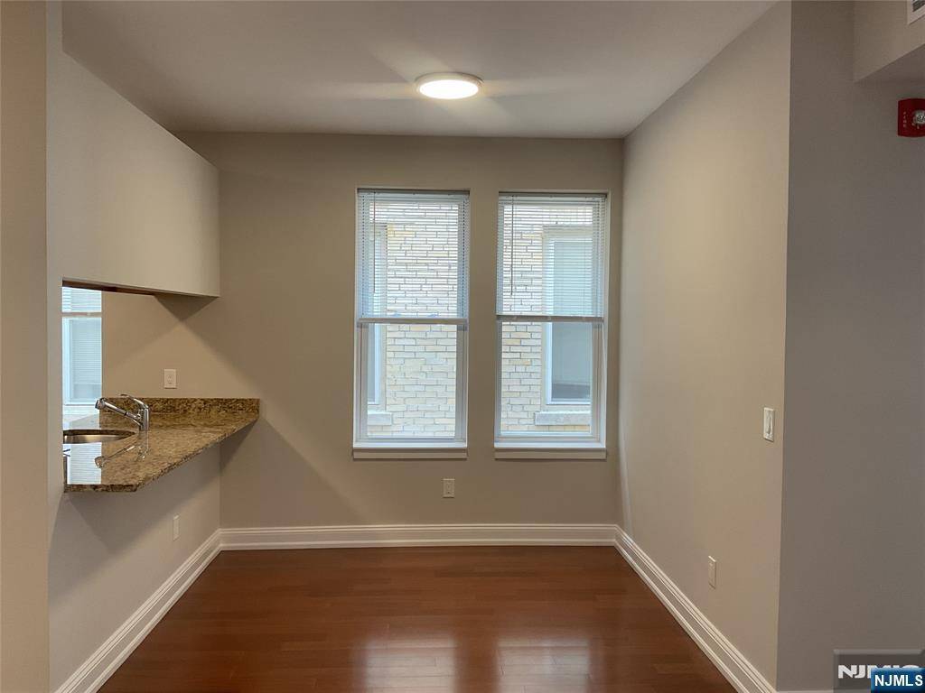 Edgewater, NJ 07020,375 Undercliff AVE #5