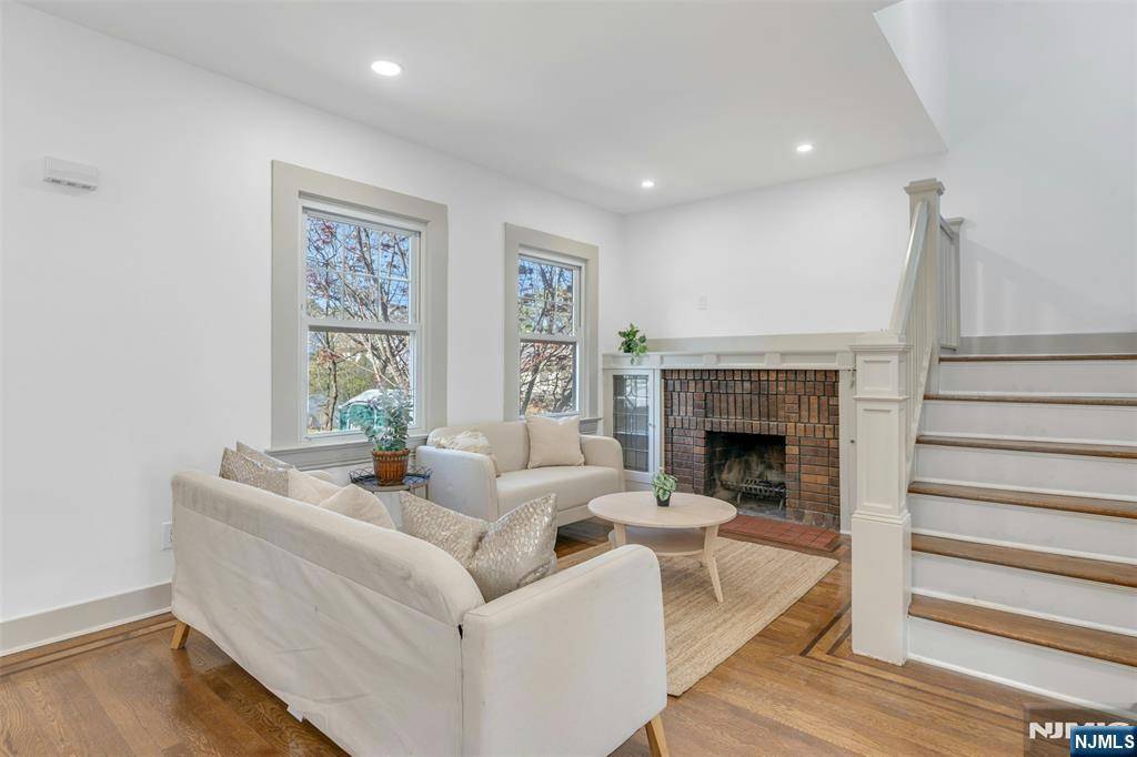 Teaneck, NJ 07666,275 Carlton TER