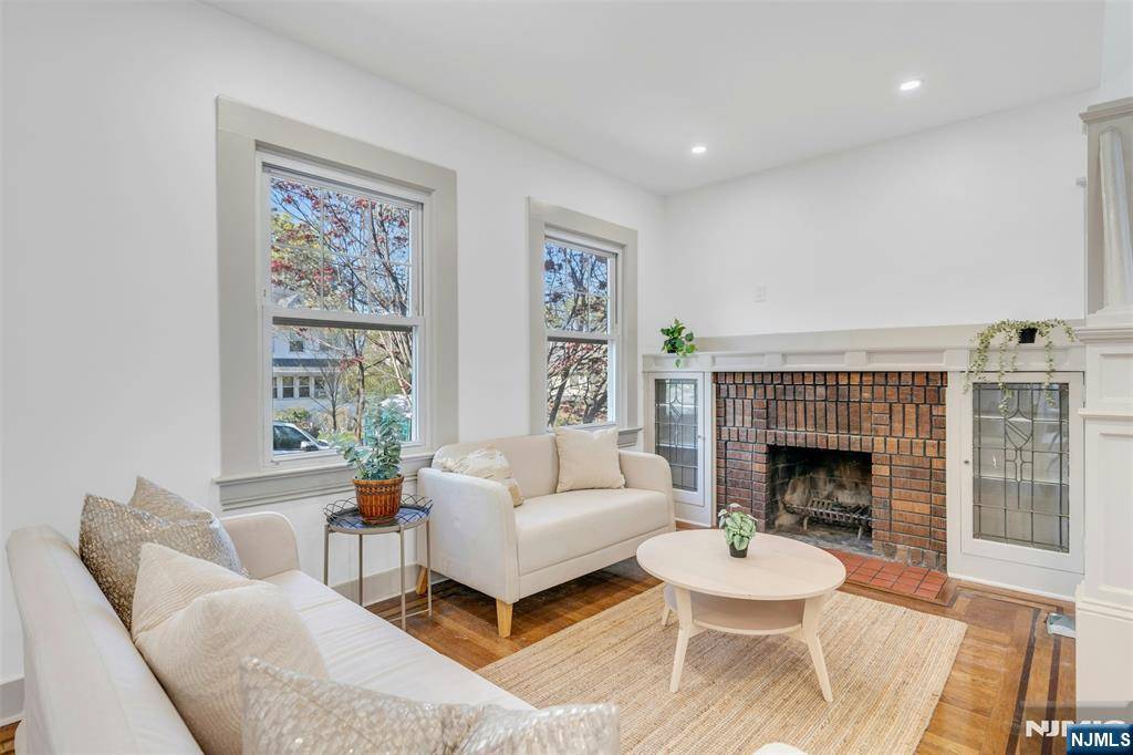 Teaneck, NJ 07666,275 Carlton TER