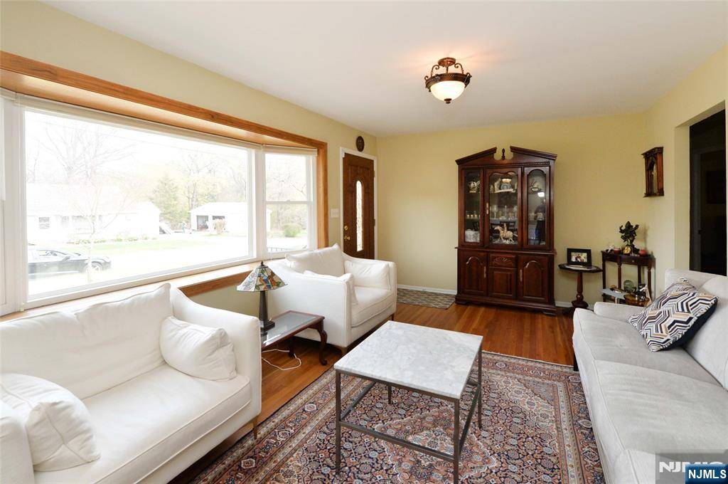 Waldwick, NJ 07463,37 Kennedy DR