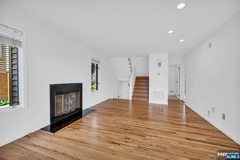 Edgewater, NJ 07020,7 Yorkview DR #A2