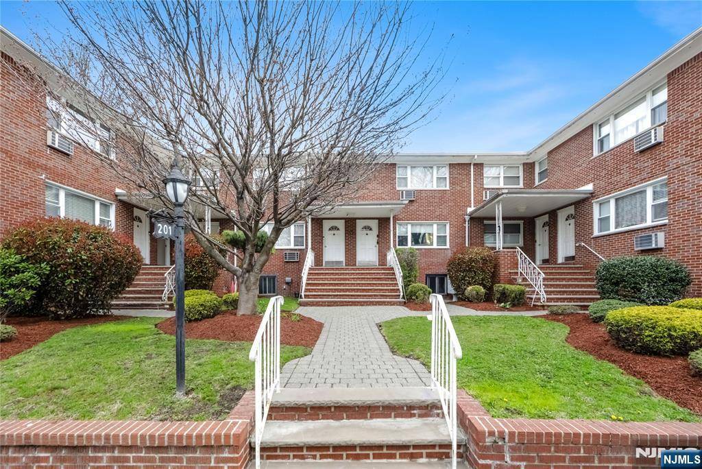 Cliffside Park, NJ 07010,201 Oakdene PL #D2