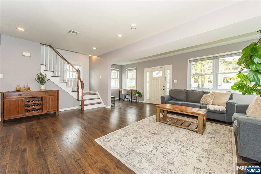 Bergenfield, NJ 07621,81 S Summit ST