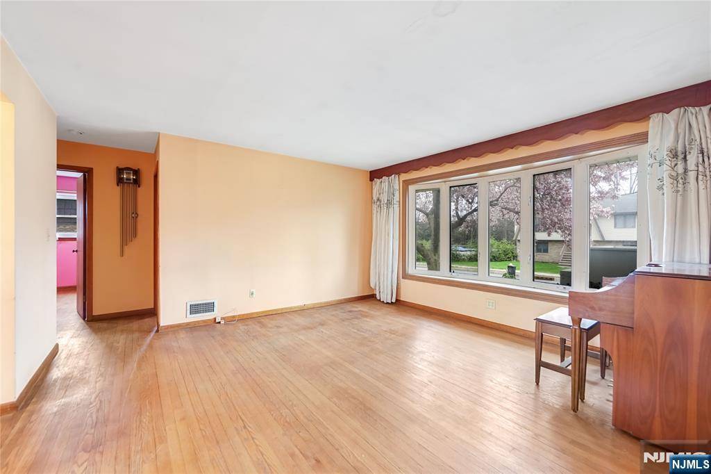 Saddle Brook, NJ 07663,163 S. Leswing AVE