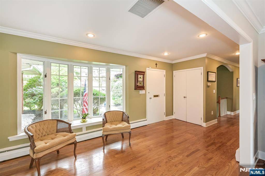 Oradell, NJ 07649,798 East DR