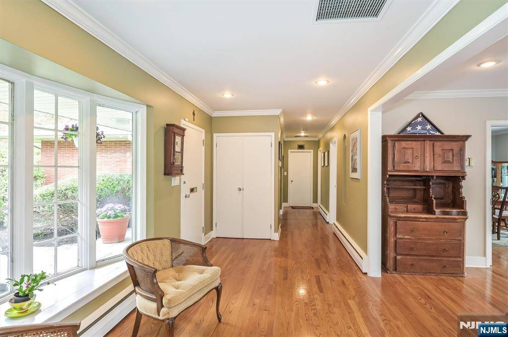 Oradell, NJ 07649,798 East DR