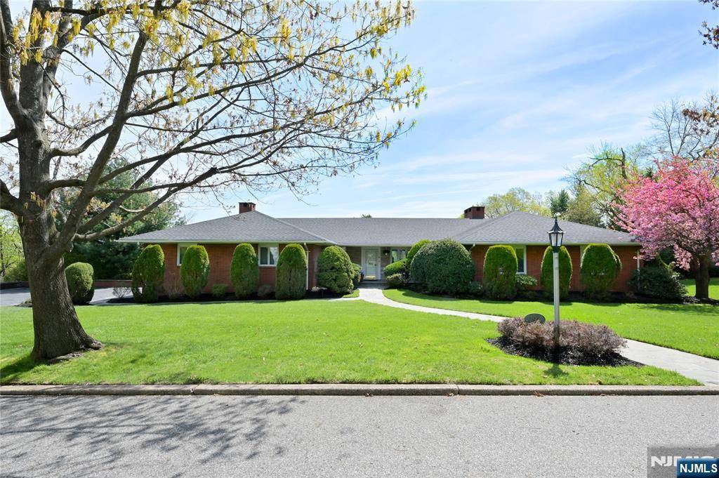 Oradell, NJ 07649,798 East DR