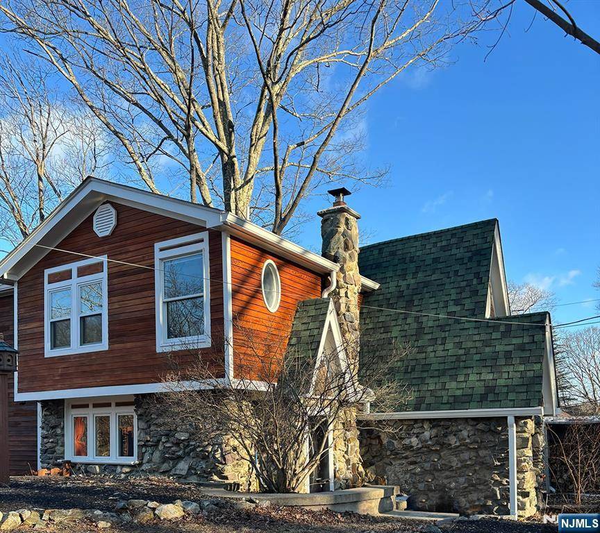 West Milford, NJ 07421,27 Witte RD