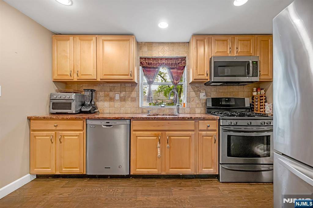 Emerson, NJ 07630,33 Dogwood LN