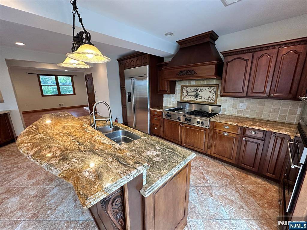 Cliffside Park, NJ 07010,416 Oncrest TER