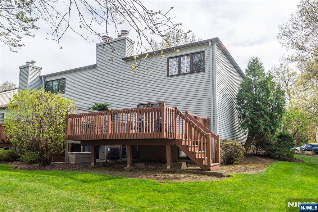 Roseland, NJ 07068,26 Stonegate DR