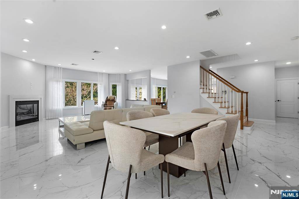 Englewood Cliffs, NJ 07632,28 Van Nostrand AVE