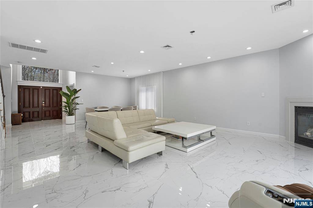 Englewood Cliffs, NJ 07632,28 Van Nostrand AVE