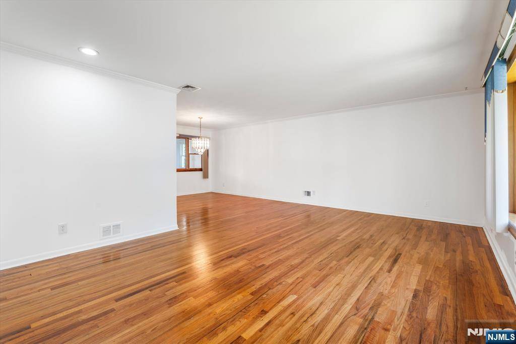 Teaneck, NJ 07666,898 Columbus DR
