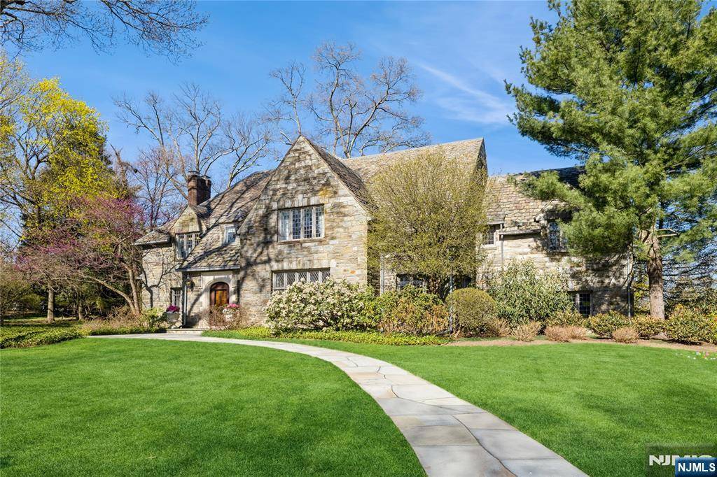 Essex Fells, NJ 07021,5 Beechtree LN