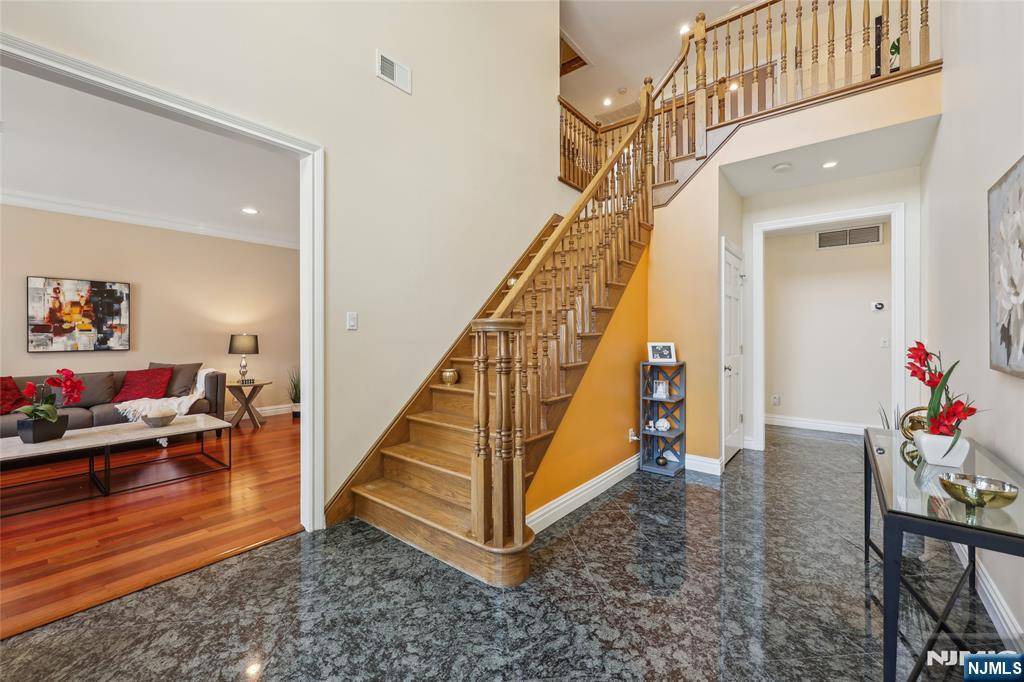 Secaucus, NJ 07094,690 Golden AVE