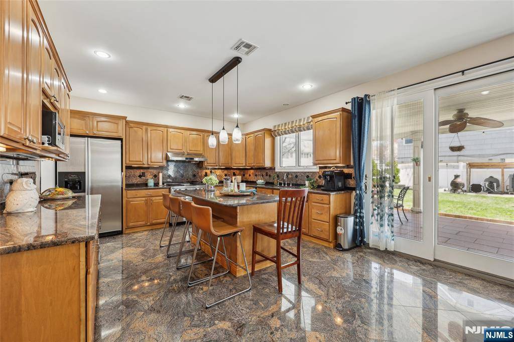 Secaucus, NJ 07094,690 Golden AVE