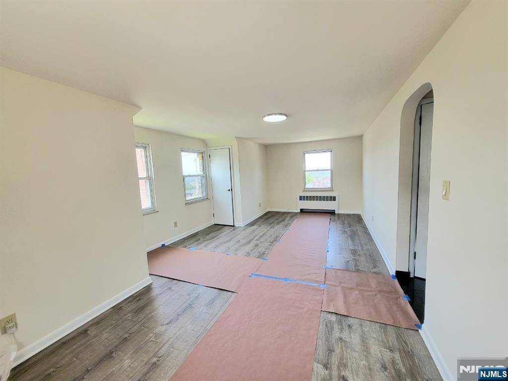 Palisades Park, NJ 07650,404 9th ST