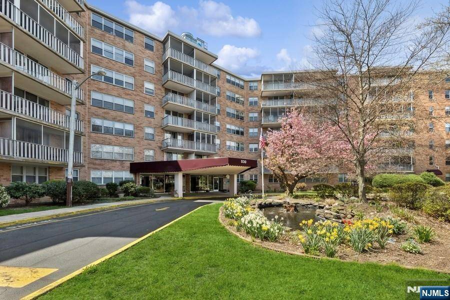 Montclair, NJ 07043,530 Valley RD #6V