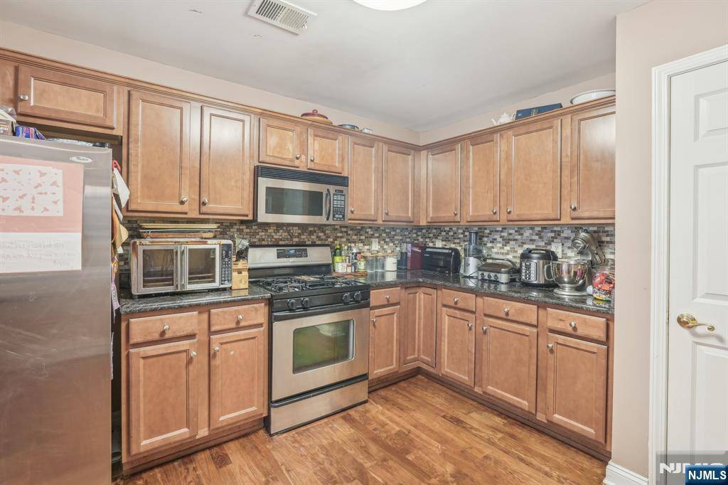 Secaucus, NJ 07094,150 Blue Heron DR