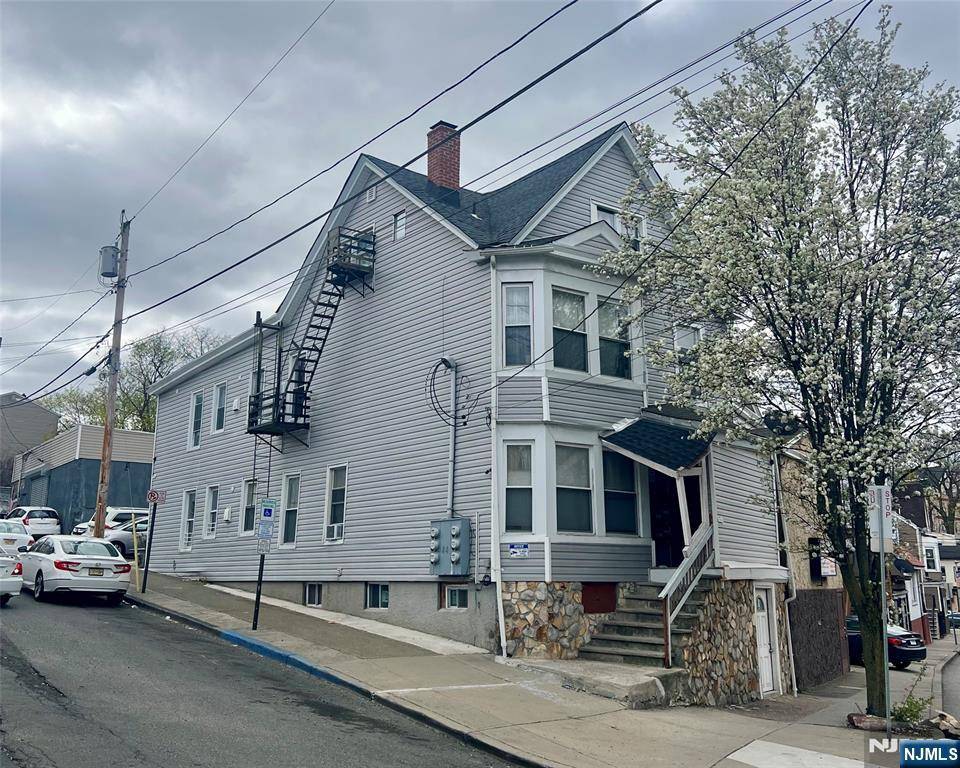 Paterson, NJ 07522,22 Belmont AVE