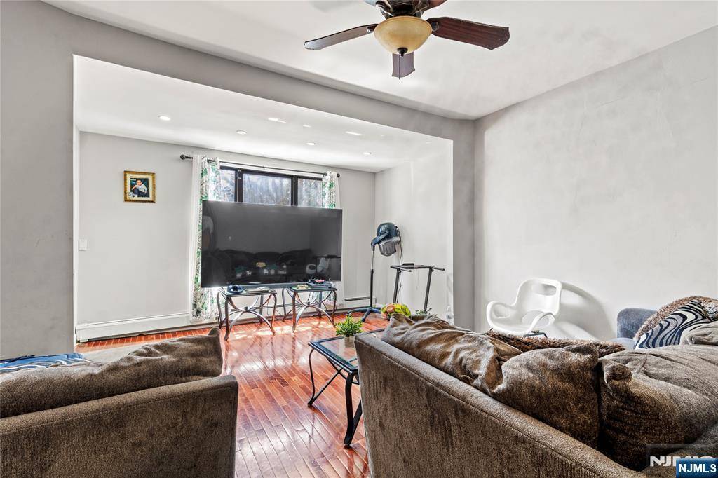 Clifton, NJ 07011,14 Wisnev ST