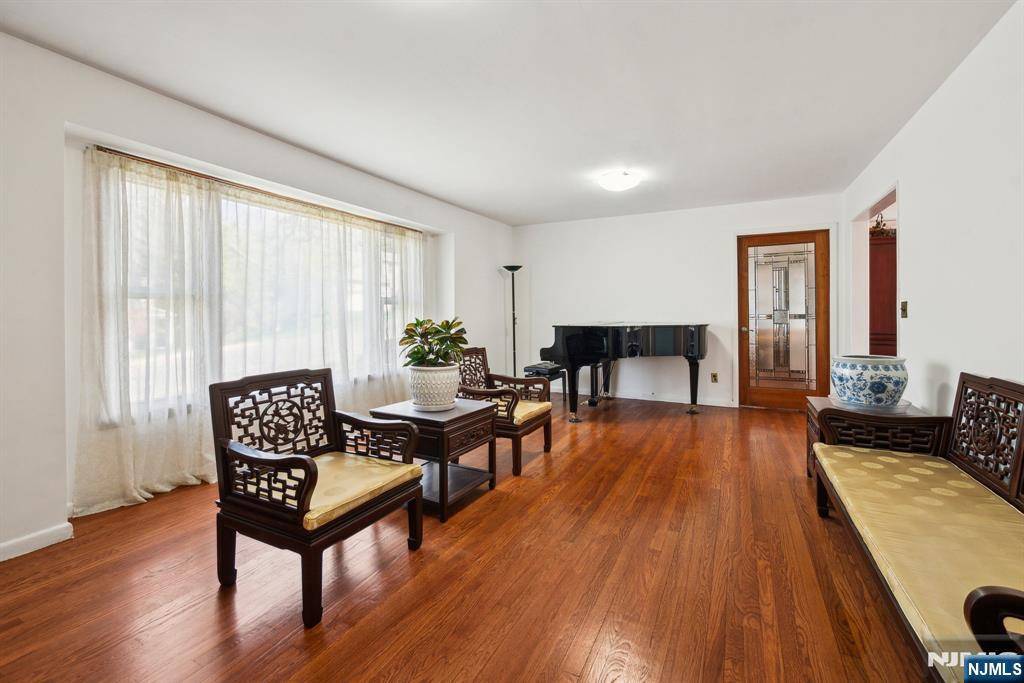 Livingston, NJ 07039,10 Oxford DR